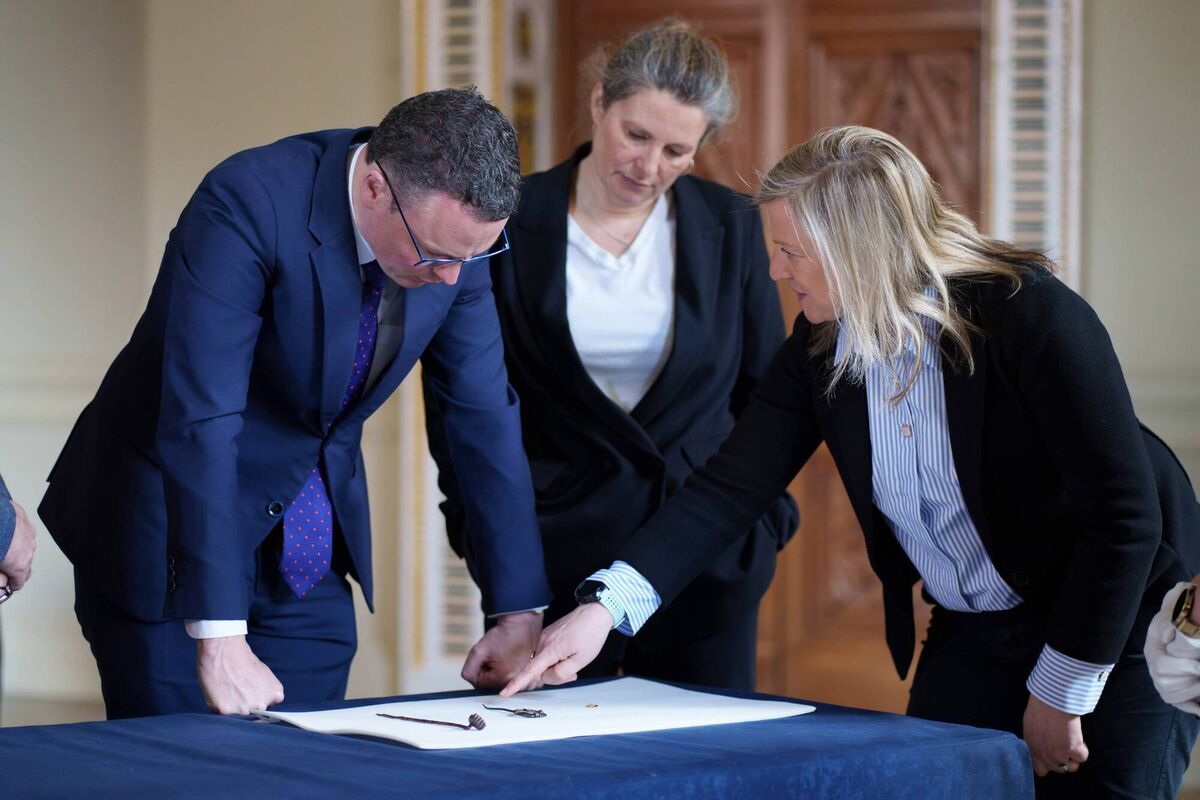 Arts minister Patrick O’Donovan; Lynn Scarff, director of the National Museum of Ireland; and Maeve Sikora, keeper of Irish Antiquities division at the museum examining the brooch
