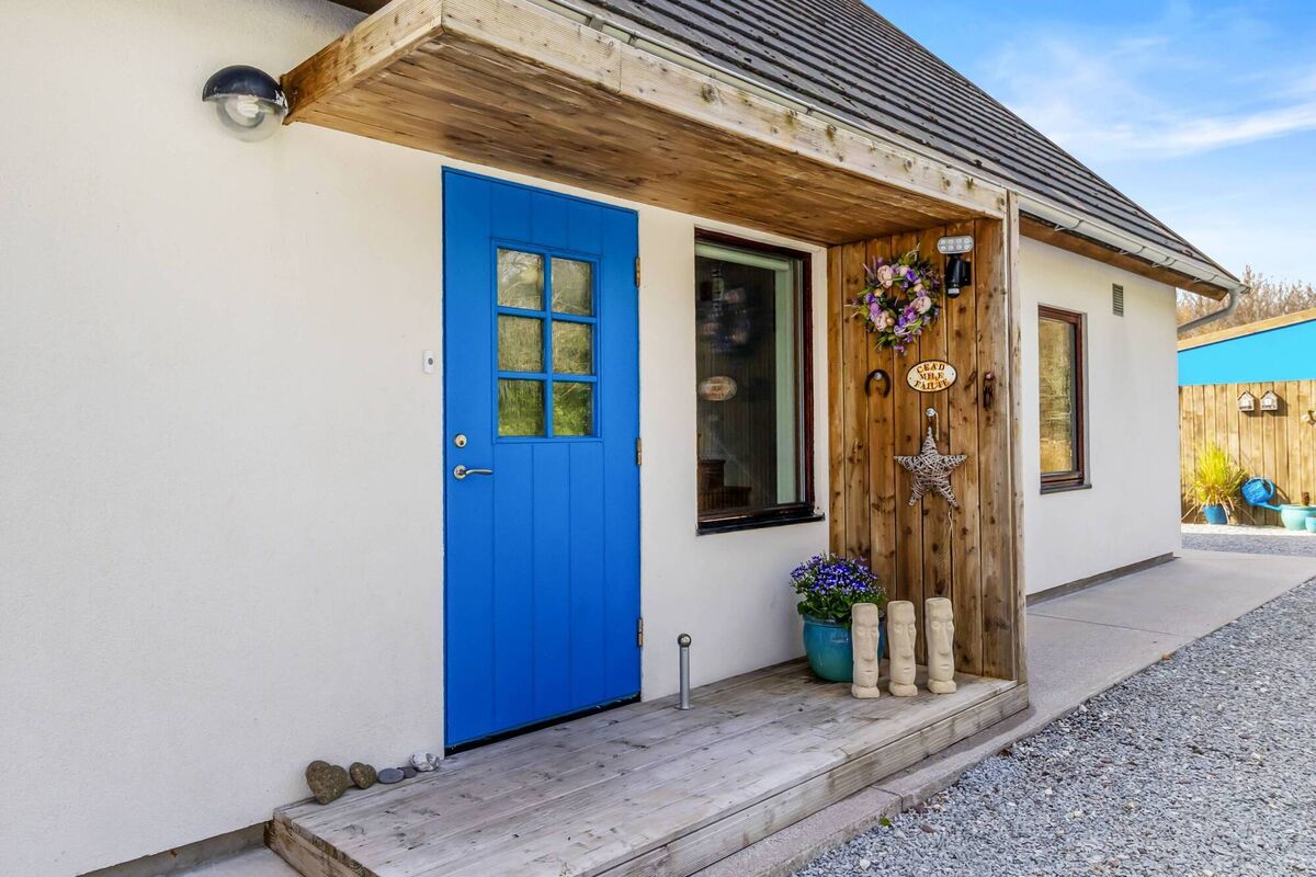 The pretty front door at River View