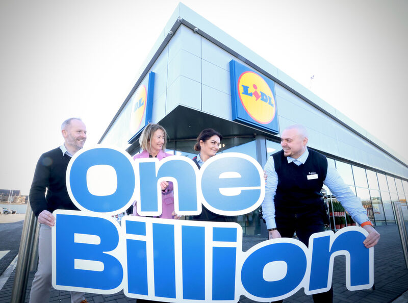 1 billionth drinks container being returned at Lidl Kilcarbery. Pictured are (LtoR) Colin Walsh, Senior Project Manager at Lidl Ireland, Niamh Kelly, Head of Marketing and Communications at Re-turn, Ela Standa, Team Member at Lidl Kilcarbery, and Andrei Romanschi, Store Manager at Lidl Kilcarbery. Picture: Sasko Lazarov/Photocall Ireland.