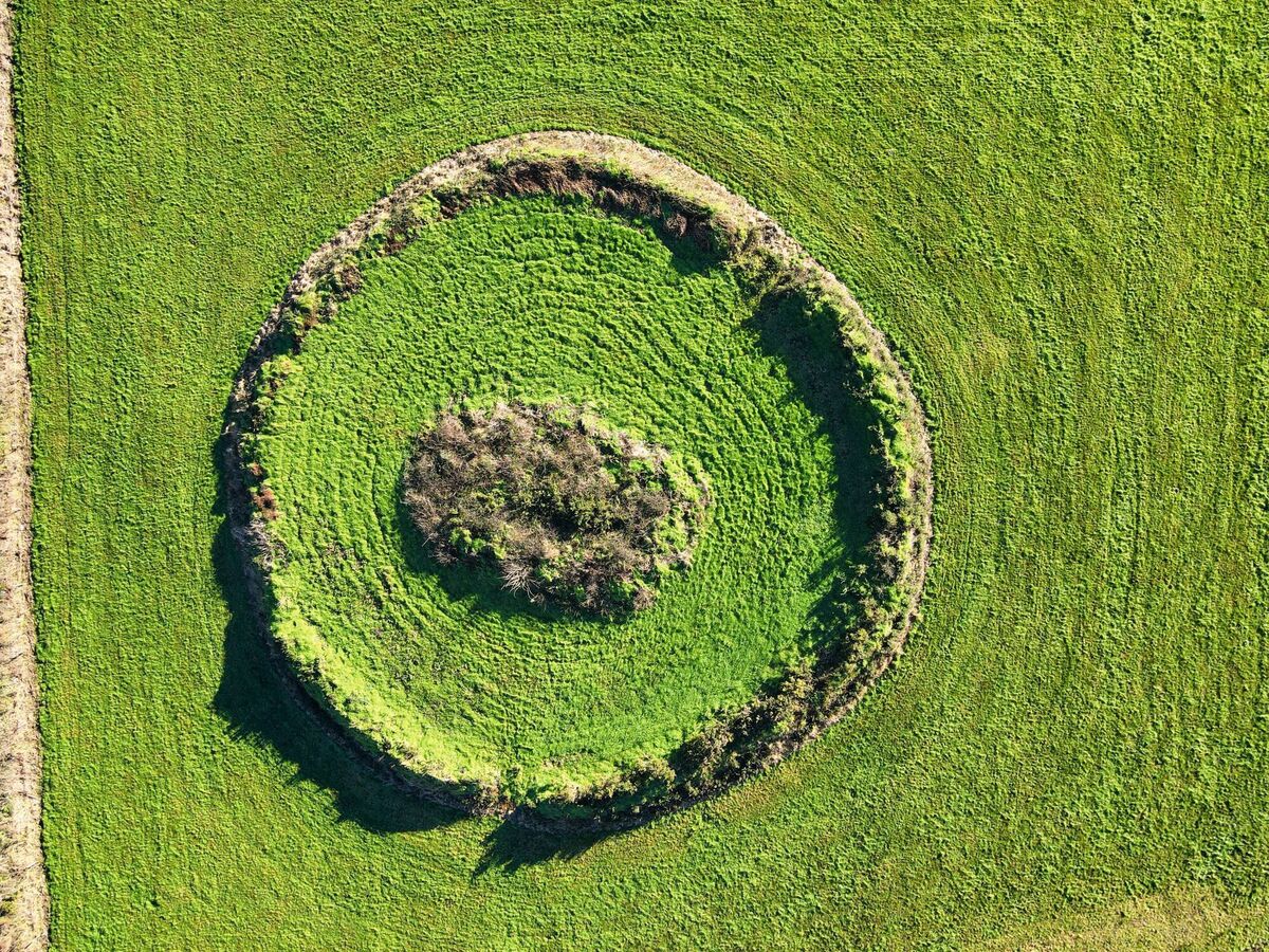 A perfectly circular ring fort, made attaching a súgán rope (made by twisting straw) to a central stick and drawing a large circle A perfectly circular ring fort, made attaching a súgán rope (made by twisting straw) to a central stick and drawing a large circle