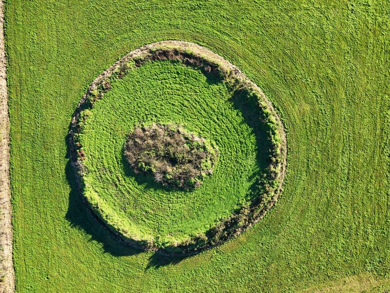 A perfectly circular ring fort, made attaching a súgán rope (made by twisting straw) to a central stick and drawing a large circle