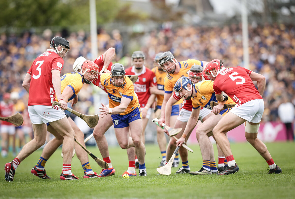 SUMS IT UP: Players from both teams challenge for the ball. Pic: Credit ©INPHO/Tom Maher.
