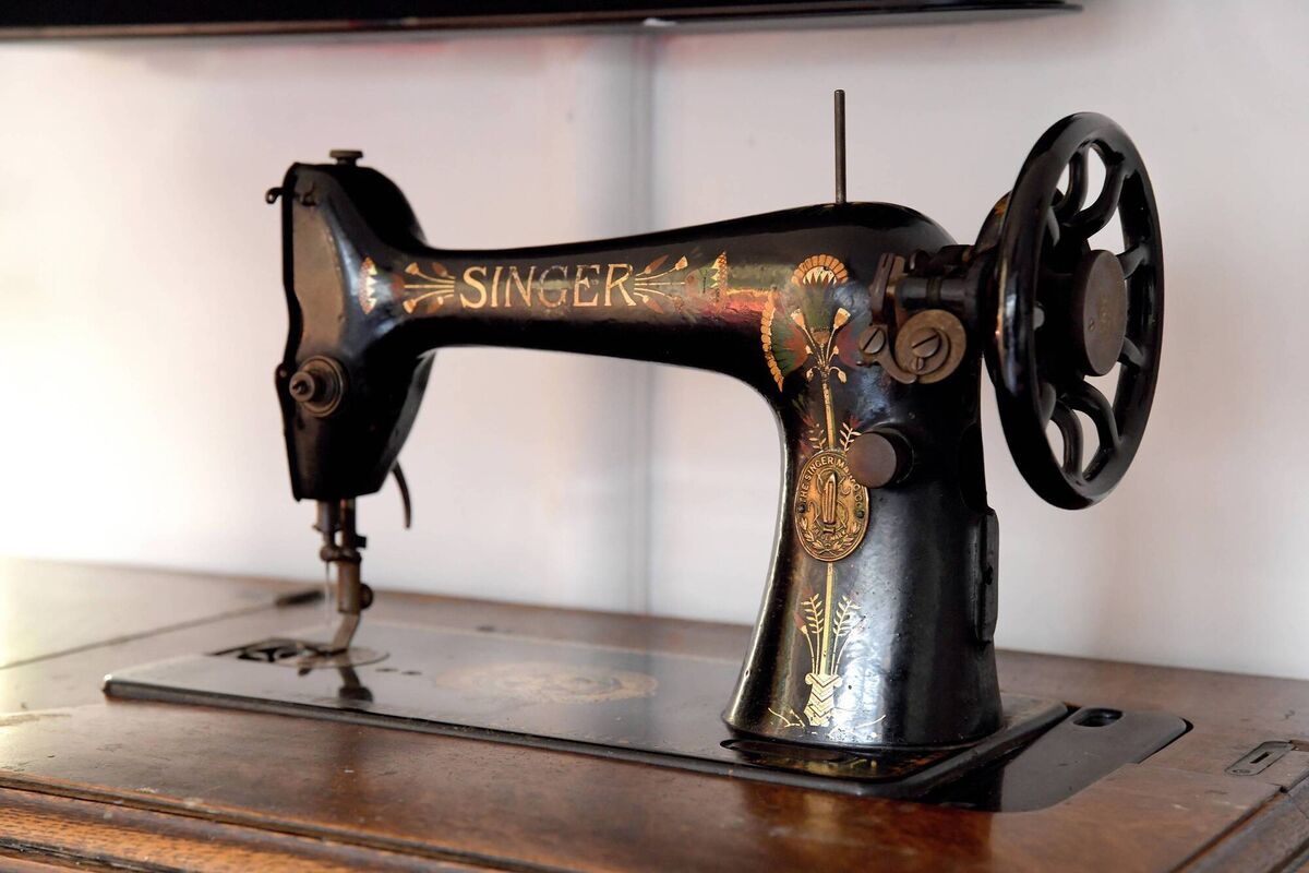 Katrina's antique Singer sewing machine.