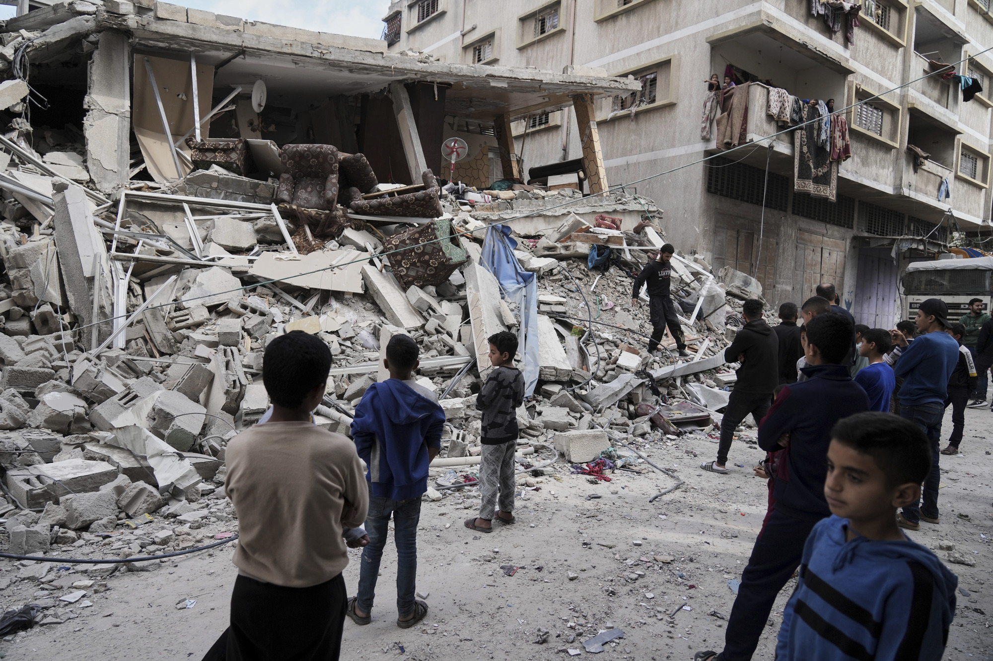 Deadly Israeli air strikes continue in Gaza as mediators seek fresh ceasefire