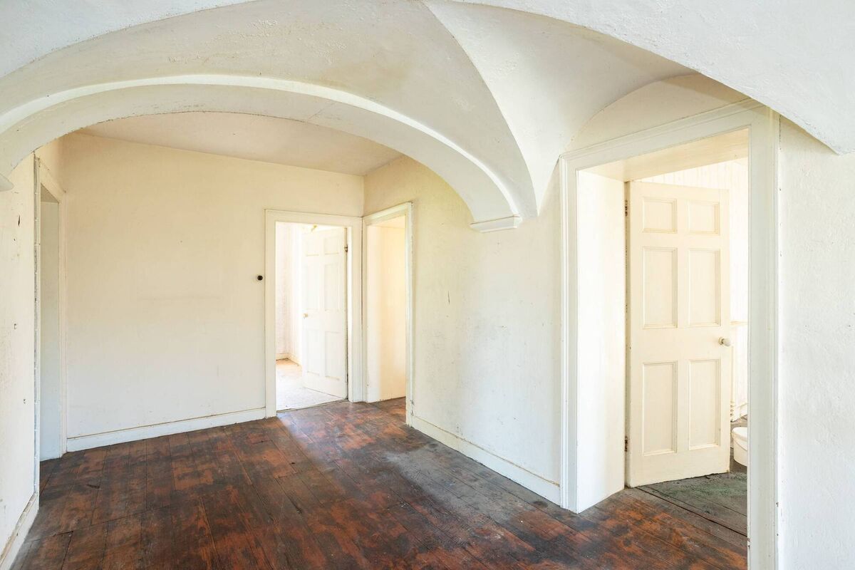 Vaulted landing ceiling