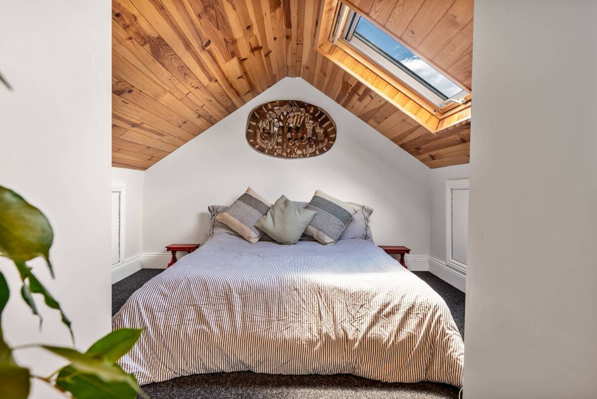 Guest bedroom in the mezzanine