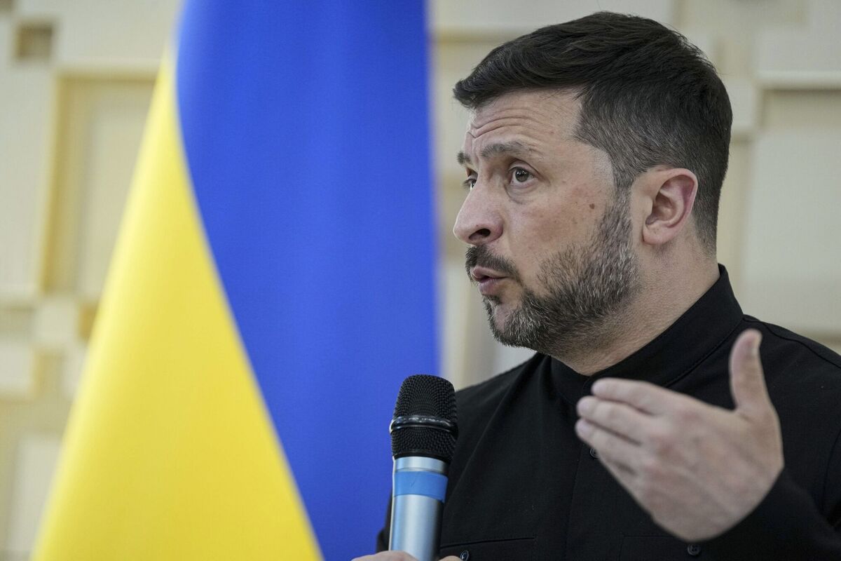 Ukrainian President Volodymyr Zelenskyy talks to journalists at the Ukrainian Embassy in Ankara, Turkey, Thursday, May 15, 2025. (AP Photo/Evgeniy Maloletka) Ukrainian President Volodymyr Zelenskyy talks to journalists at the Ukrainian Embassy in Ankara, Turkey, Thursday, May 15, 2025. (AP Photo/Evgeniy Maloletka)