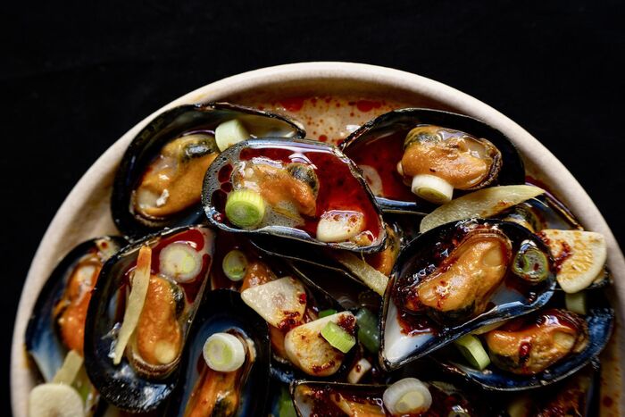 Shaoxing steamed mussels with chilli oil