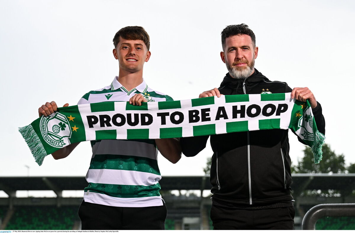 Shamrock Rovers' new signing John McGovern poses alongside manager Stephen Bradley. Pic: Stephen McCarthy/Sportsfile