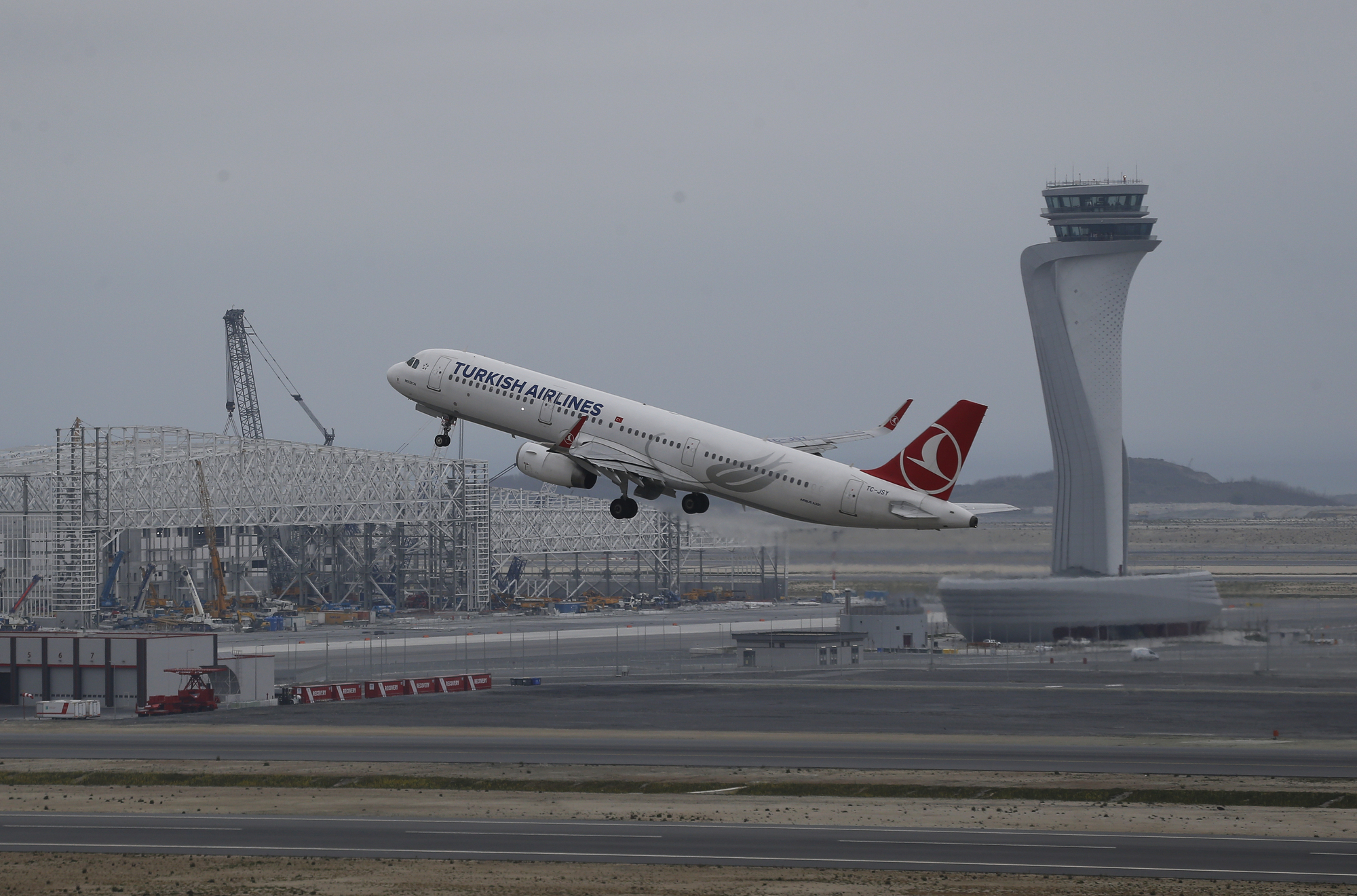 Air passengers who unbuckle seatbelts before plane stops face fines in Turkey