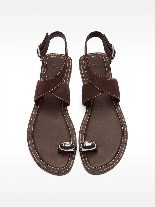 Leather sandals with metallic detail, Parfois, €45.99 Leather sandals with metallic detail, Parfois, €45.99