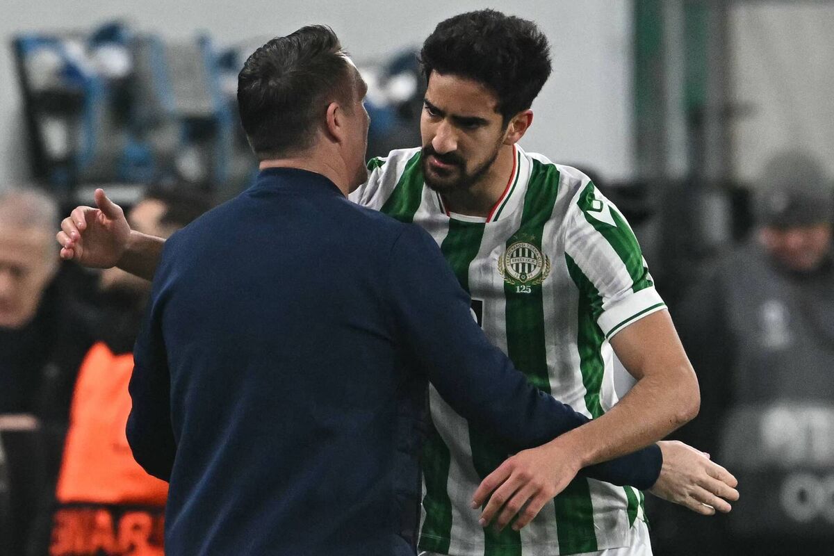 Ferencvaros' Tunisian midfielder Mohamed Ali Ben Romdhane celebrates with head coach Robbie Keane. Photo by ATTILA KISBENEDEK/AFP via Getty Images