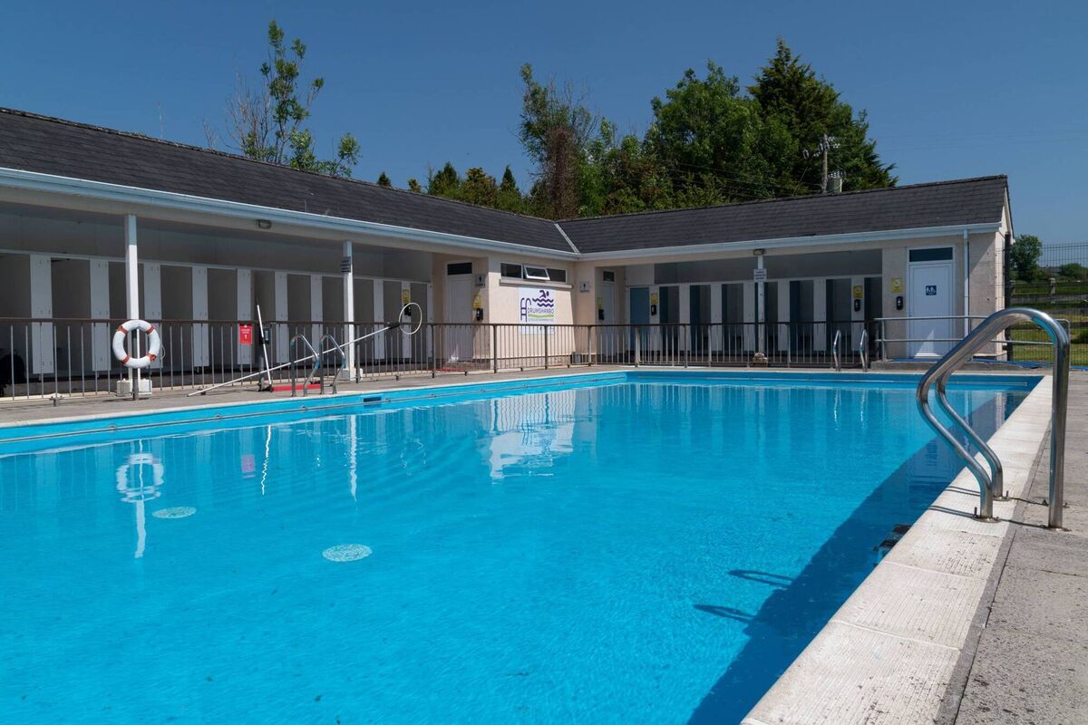 Drumshanbo heated outdoor pool in Leitrim is in a lovely setting at Acres Lake and is a very well maintained 25 metre facility.