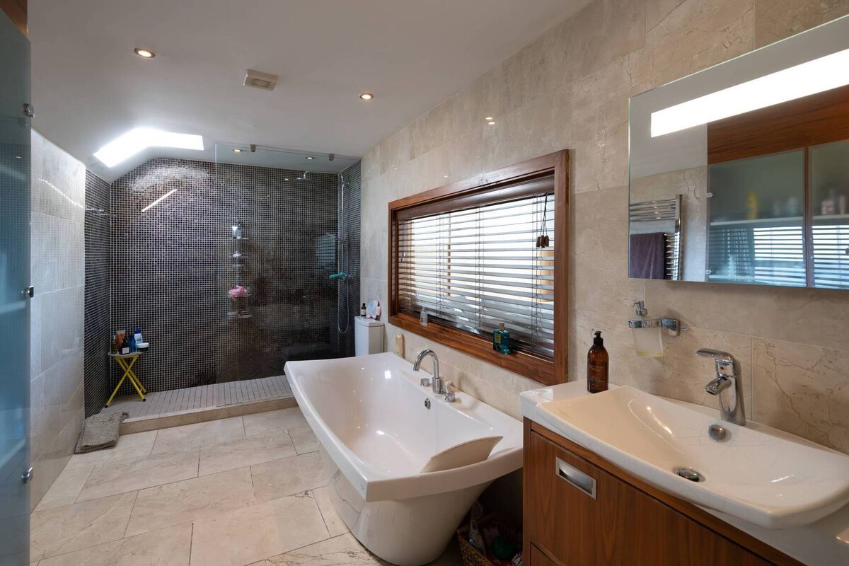 Main bedroom's private en suite