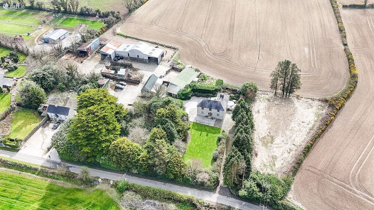 The holding at Shroughmore (10km northwest of Enniscorthy) included prime agricultural land, outbuildings, and an impressive residence.