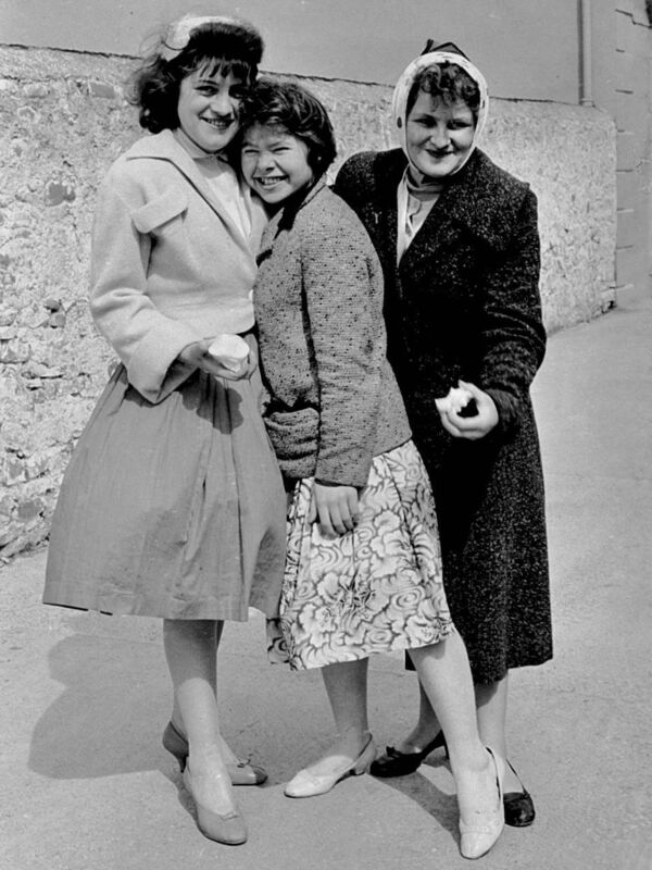Three Kerry women, including one who is almost finished eating her apple. 