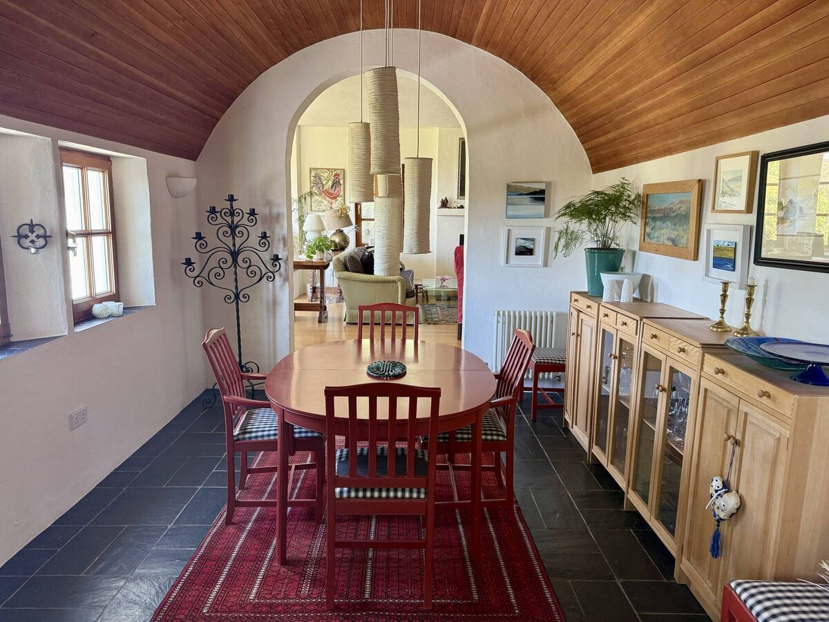 Sunken dining area between kitchen/dining and the main living area