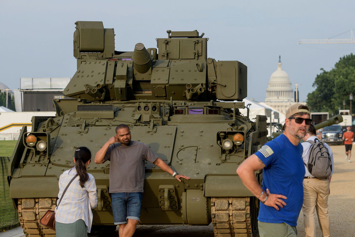People take photos with a tank parked on the National Mall in Washington during preparations for the upcoming military parade commemorating the Army's 250th anniversary. Photo: AP/Rod Lamkey, Jr.