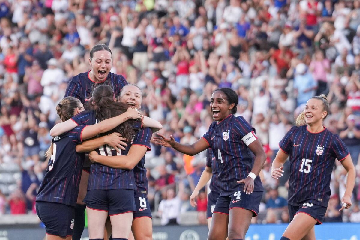 Avery Patterson celebrates scoring with teammates. Picture: Brad Smith/Getty