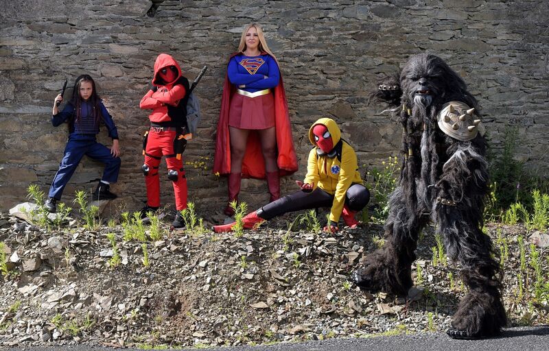   マットとサラ・ホッジは、子供のマシュー、リロイ、ライラと一緒に。 「両親はしばしば、スパイダーマンに、週の終わりを見ない子供を訪ねるために来るように頼みます。あなたが部屋に入って、子供が1週間に座っていない人が座っているとき、私たちの仕事は完了します。写真：モヤノーラン