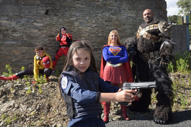   マットとサラ・ホッジは子供たちと一緒に。 'サラは最初はコスチュームのことを確信していませんでしたが、今ではスーパーガールとしてドレスアップしています。彼女が今まで王女と一緒に会ったばかりの小さな女の子から得た反応はいつも素敵です。」写真：モヤノーラン