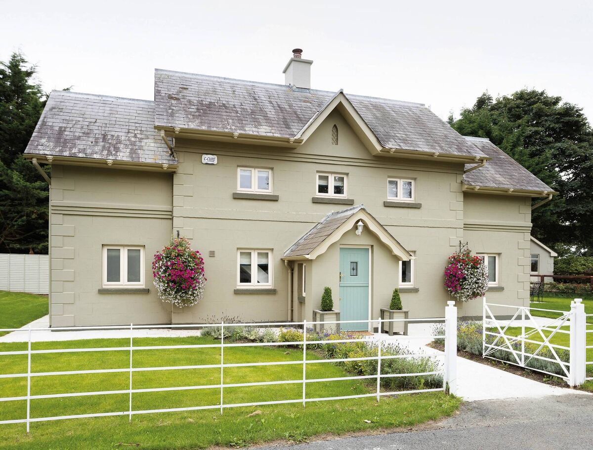 Tones in Dulux Weathershield really sing together on this period beauty in a country setting. Knock na Ri Beginish, Achill White and Sweet Bluebird; from €10.50 a litre. Tones in Dulux Weathershield really sing together on this period beauty in a country setting. Knock na Ri Beginish, Achill White and Sweet Bluebird; from €10.50 a litre.