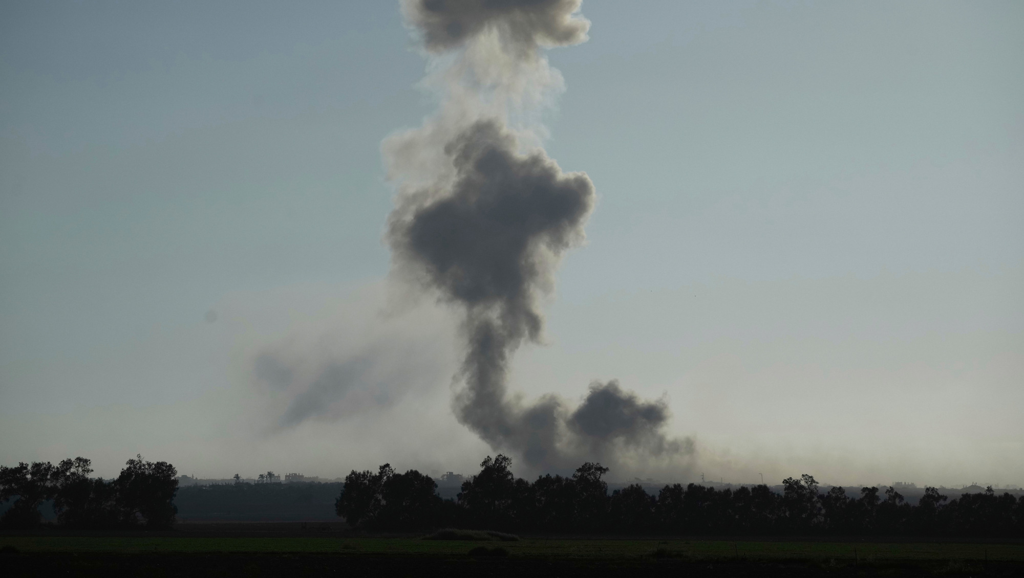 Israeli air strikes kill 14 Palestinians in Gaza, including 10 seeking food