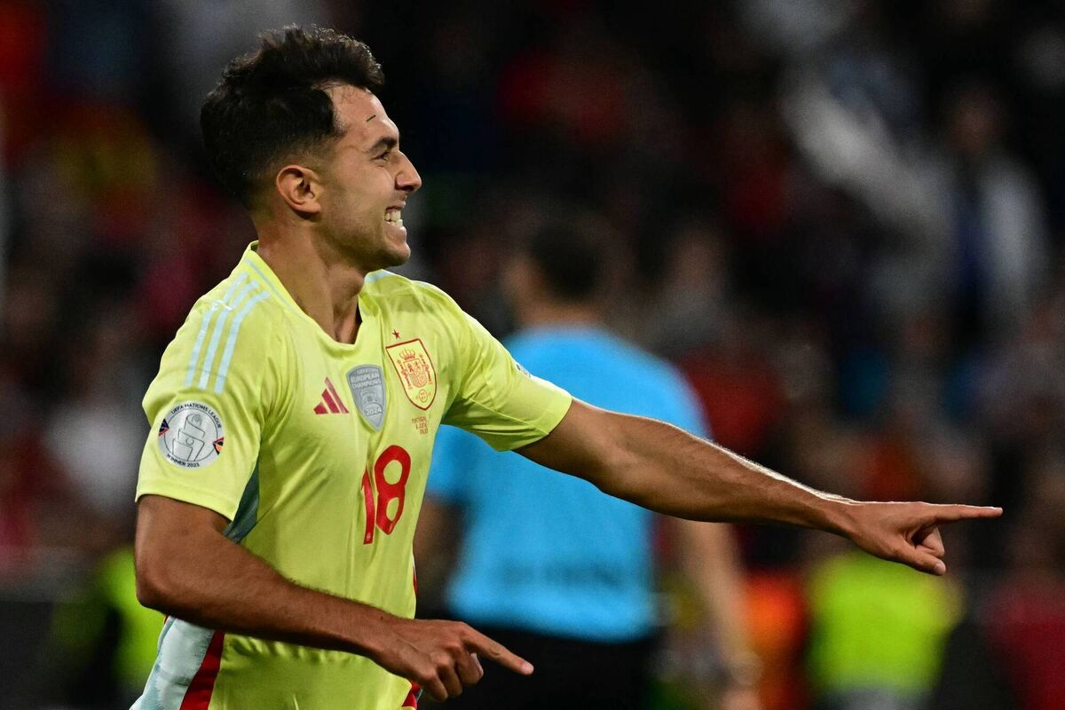 Spain's midfielder Martin Zubimendi celebrates scoring the opening goal with his teammates during the UEFA Nations League final football match between Portugal and Spain. Photo by Tobias SCHWARZ / AFP) 
