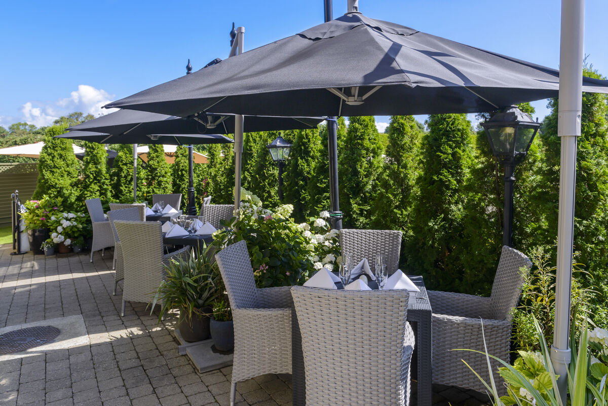Outdoor dining at the Victoria.