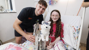 <p>VISITING HOURS: Tipperary’s Conor Stakelum pictured with Alice Clarke (15) from Bray as the Tipperary All-Ireland senior hurling champions visit Children’s Health Ireland at Crumlin with the Liam McCarthy Cup. Picture Andres Poveda</p>