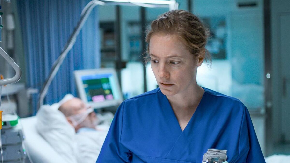 Floria (Leonie Benesch) a dedicated nurse, tirelessly serves in an understaffed hospital ward in Late Shift.