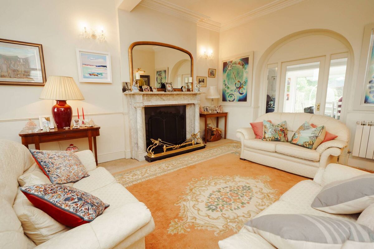 Internal arch and fine fireplaces Internal arch and fine fireplaces