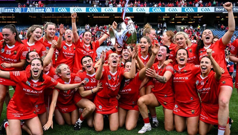 Laura Hayes, centre, celebrates with the O'Duffy Cup. Pic: Piaras Ó Mídheach/Sportsfile.