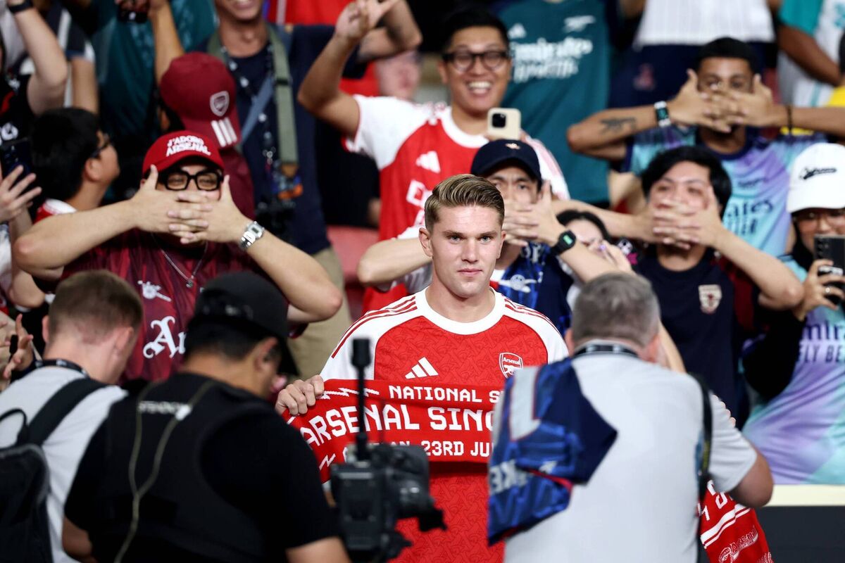 Viktor Gyoekeres of Arsenal poses for a photo with a scarf as fans perform his signature celebration following his recent transfer from Sporting CP prior to the Pre-Season Friendly between Arsenal FC and Newcastle United at The Singapore National Stadium on July 27, 2025 in Singapore. (Photo by Yong Teck Lim/Getty Images) Viktor Gyoekeres of Arsenal poses for a photo with a scarf as fans perform his signature celebration following his recent transfer from Sporting CP prior to the Pre-Season Friendly between Arsenal FC and Newcastle United at The Singapore National Stadium on July 27, 2025 in Singapore. (Photo by Yong Teck Lim/Getty Images)
