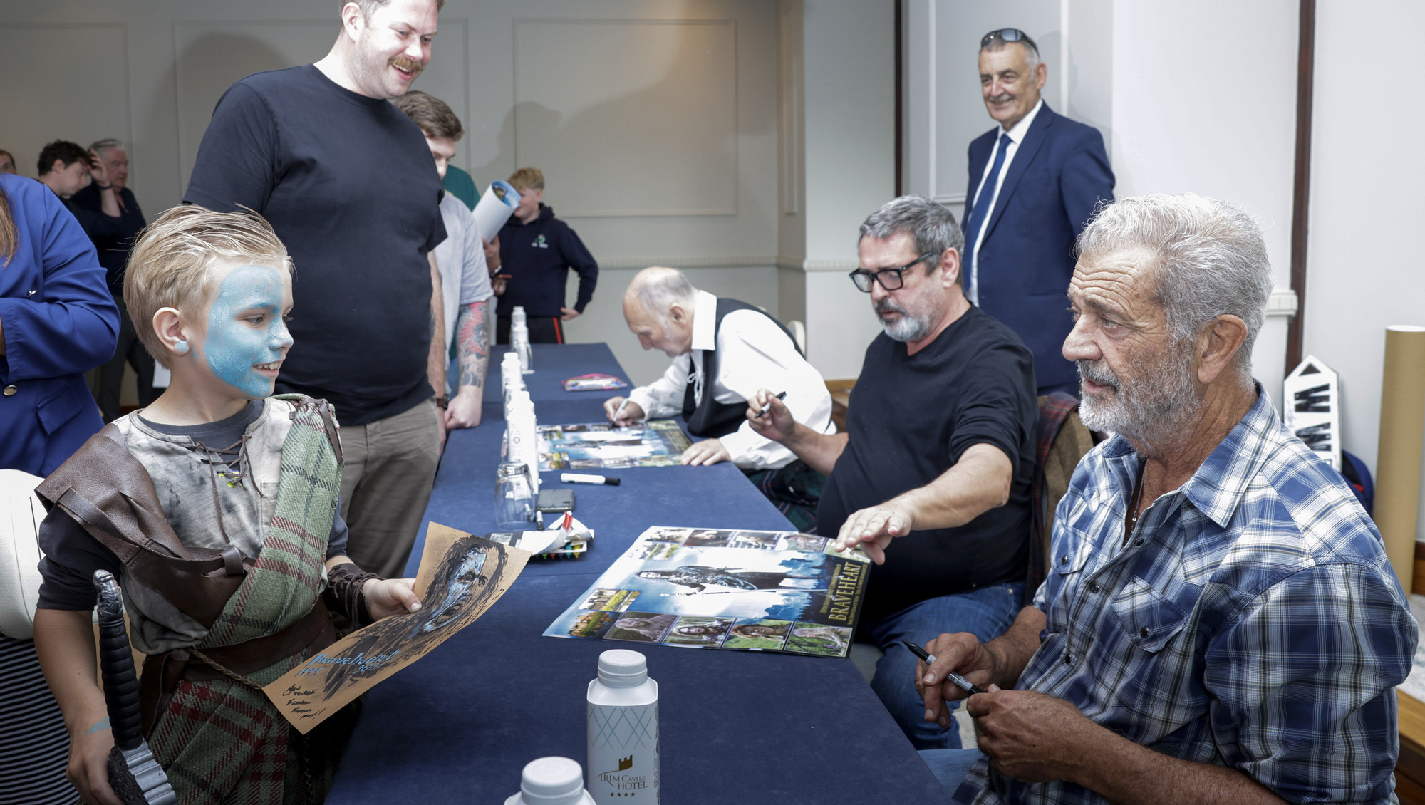 Mel Gibson poses for selfies with fans to mark 30 years of Braveheart film