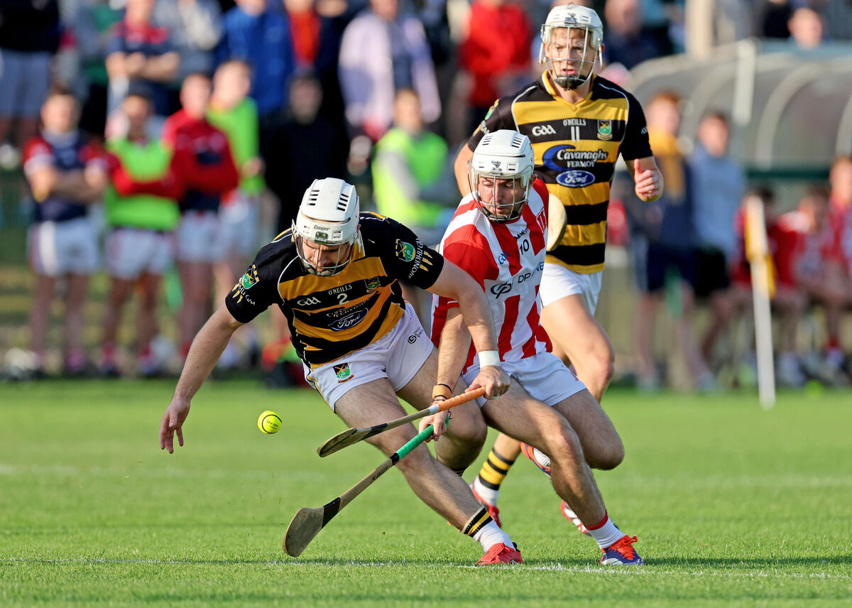  Mike Kelly, Imokilly in action against Sean Killeen, Avondhu. Pic: Jim Coughlan.