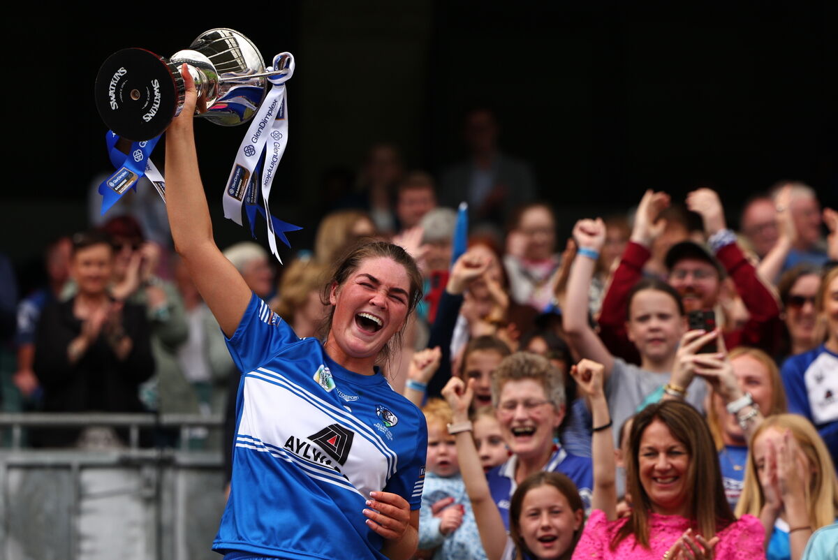 Laois' Líadan C Fennell lifts the Kay Mills Cup. Pic: ©INPHO/Ben Brady