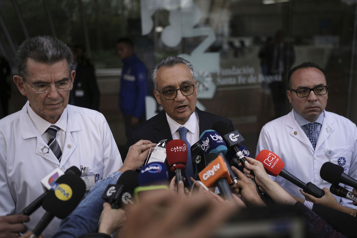 Dr. Henry Gallardo announces the death of opposition Sen. Miguel Uribe at the clinic where he had been hospitalized. Picture: Ivan Valencia/AP