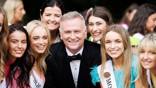 <p> RTÉ presenter Dáithí Ó Sé pictured with just some of the 32 Roses at the official launch of the Rose of Tralee International Festival 2024 in Airfield Estate. Picture Andres Poveda</p>