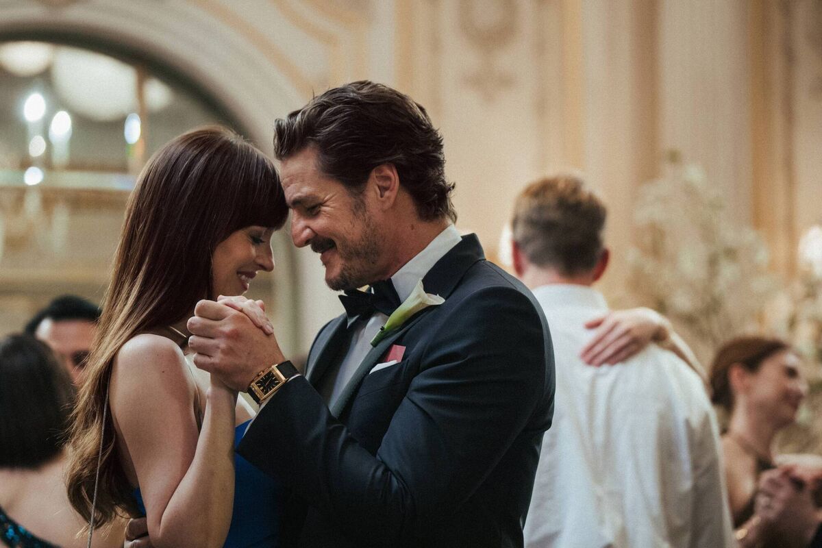 Dakota Johnson as Lucy and Pedro Pascal as Harry in Materialists.
