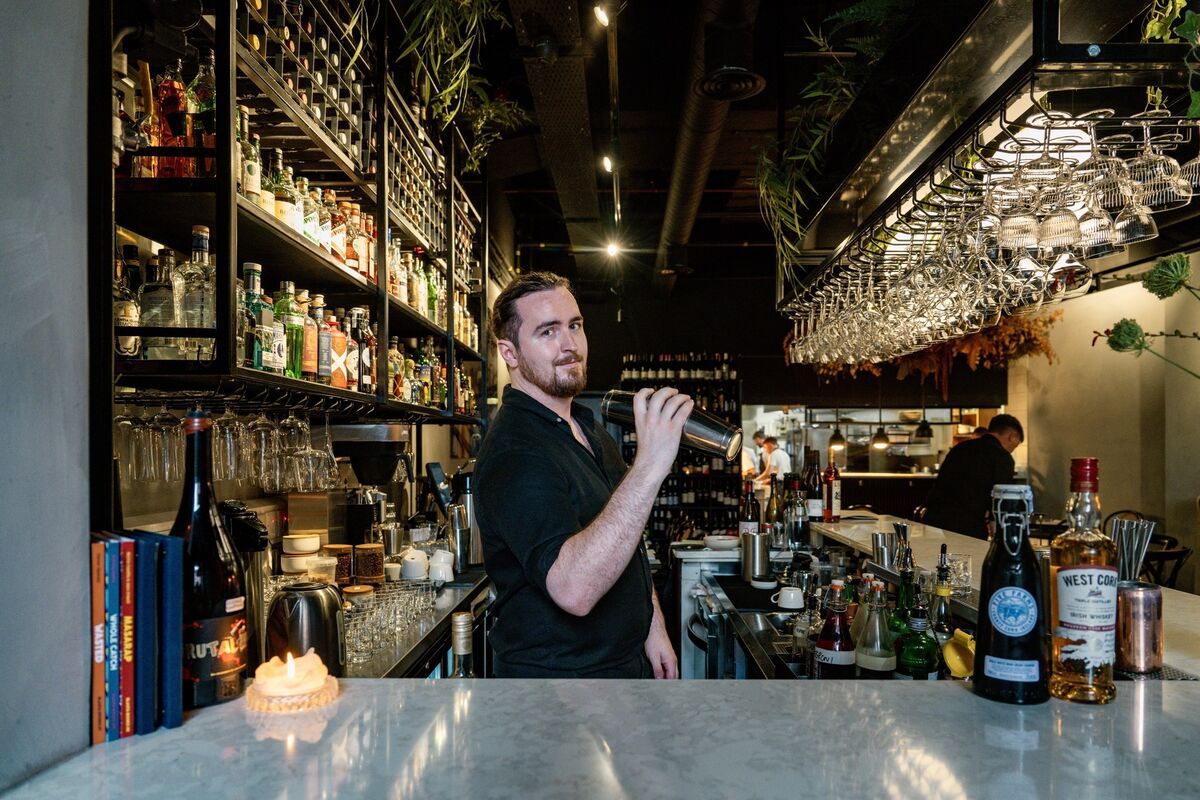 Mixologist Tom Curran in action at the Irish Examiner Eats Club dinner at The Glass Curtain on Sunday night. Mixologist Tom Curran in action at the Irish Examiner Eats Club dinner at The Glass Curtain on Sunday night.