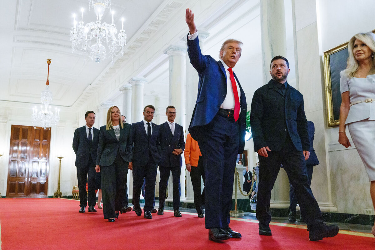 United States President Donald J Trump leads President Volodymyr Zelensky of Ukraine and President Ursula von der Leyen of the European Commission, Prime Minister Keir Starmer of the United Kingdom, President Alexander Stubb of Finland President Emmanuel Macron of France, Prime Minister Giorgia Meloni of the Italian Republic Chancellor Friedrich Merz of Germany Mark Rutte, Secretary General of the North Atlantic Treaty Organization (NATO) in the Cross Hall of the White House in Washington, DC, US. Picture date: Monday August 18, 2025. PA Photo. Photo credit should read: Aaron Schwartz/PA Wire
