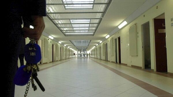 A prison guard at Midlands Prison. Hundreds of prisoners at both Midlands and Portlaoise prisons could have successfully challenged their detention. Picture: Dan Linehan A prison guard at Midlands Prison. Hundreds of prisoners at both Midlands and Portlaoise prisons could have successfully challenged their detention. Picture: Dan Linehan