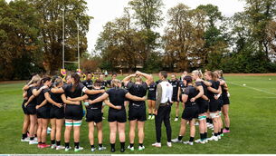 <p>Head coach Scott Bemand speaks to his players in a huddle during an Ireland Women's Rugby squad training session at Towcestrians Sports Club in Towcester, England. Picture: Harry Murphy/Sportsfile</p>