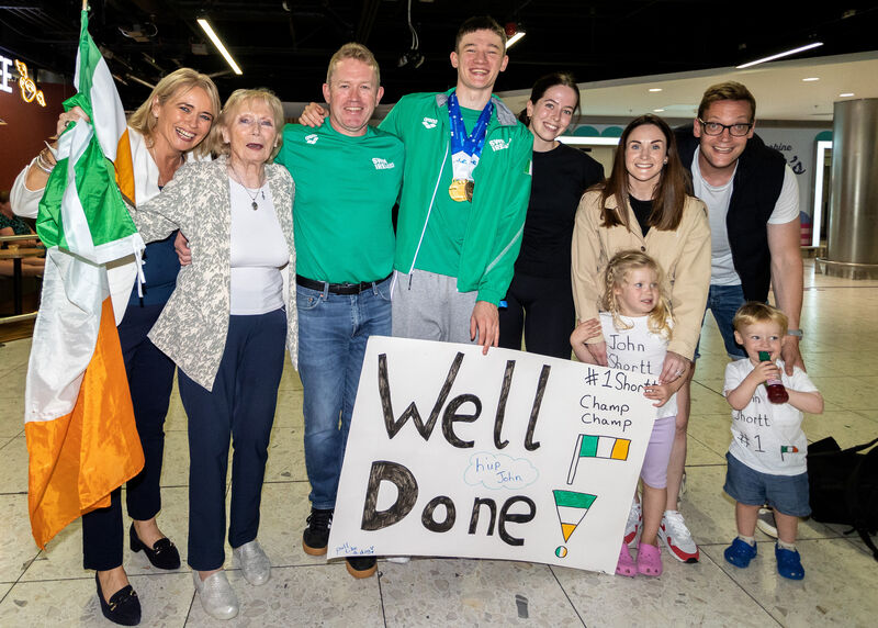 John Shortt with his family at Dublin Airport after returning from the World Junior Aquatics Championships in Romania. Pic: ©INPHO/Dan Clohessy John Shortt with his family at Dublin Airport after returning from the World Junior Aquatics Championships in Romania. Pic: ©INPHO/Dan Clohessy