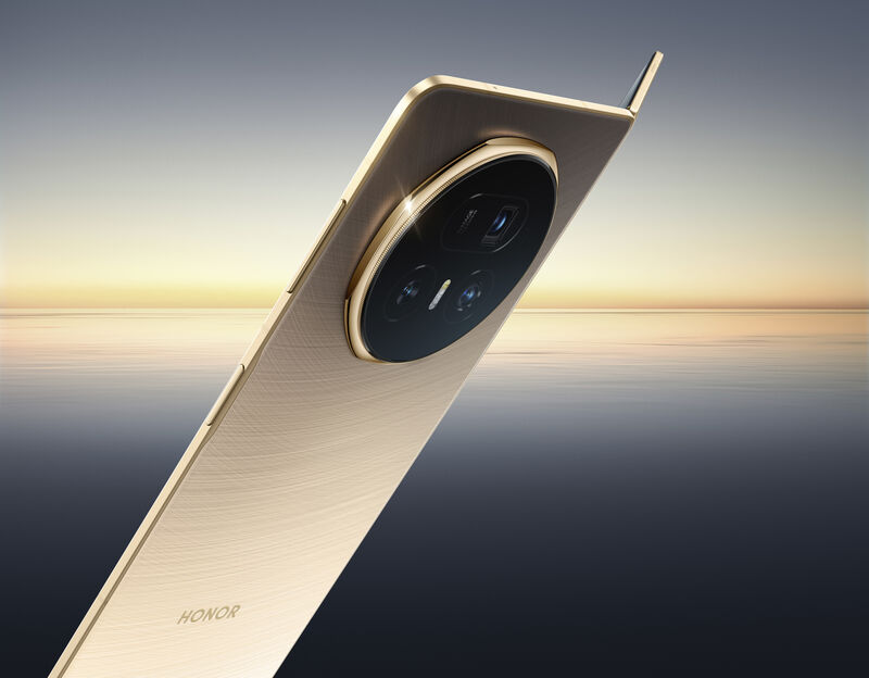 Honor Magic V5 in the stunning Dawn Gold colourway. Honor Magic V5 in the stunning Dawn Gold colourway.