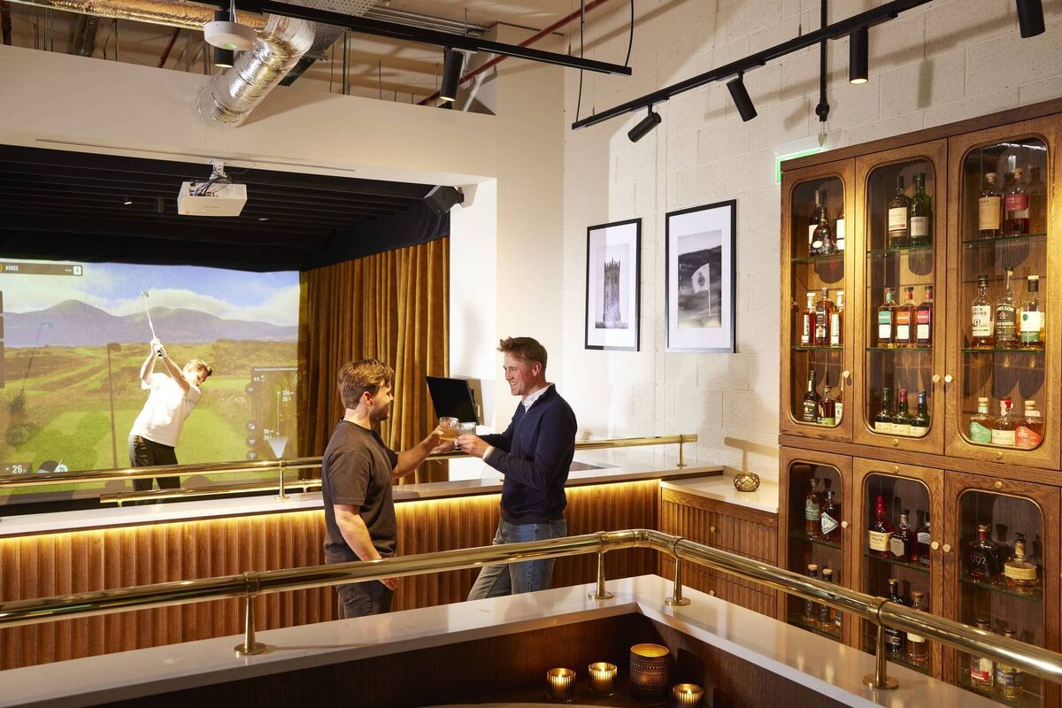 Is there someone in your life who enjoys a round of golf and a glass of whiskey in equal amounts? Pitch on Dublin’s Dawson Street may have the perfect gift for you.