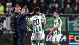 <p>Robbie Keane speaks to his players during a UEFA Europa League match in Budapest, Hungary. Pic: David Balogh/Getty Images.</p>