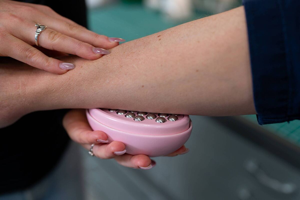 Zoë O’Sullivan's award-winning Lymphia device is designed to allow patients carry out manual lymphatic drainage themselves. Zoë O’Sullivan's award-winning Lymphia device is designed to allow patients carry out manual lymphatic drainage themselves.