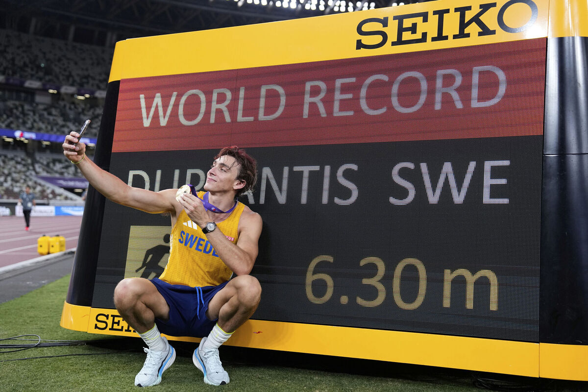 Sweden's Armand Duplantis takes a selfie after setting a new men's pole vault world record of 6.30 meters, at the World Athletics Championships in Tokyo, Monday, Sept. 15, 2025. (AP Photo/Matthias Schrader)